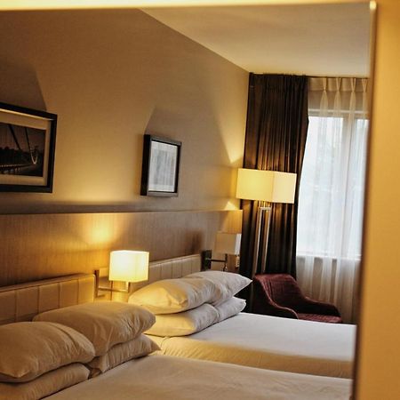 Lancaster Hotel Uxbridge Bagian luar foto