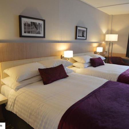 Lancaster Hotel Uxbridge Bagian luar foto