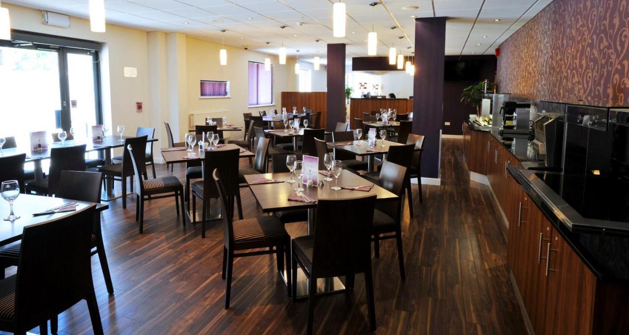 Lancaster Hotel Uxbridge Bagian luar foto