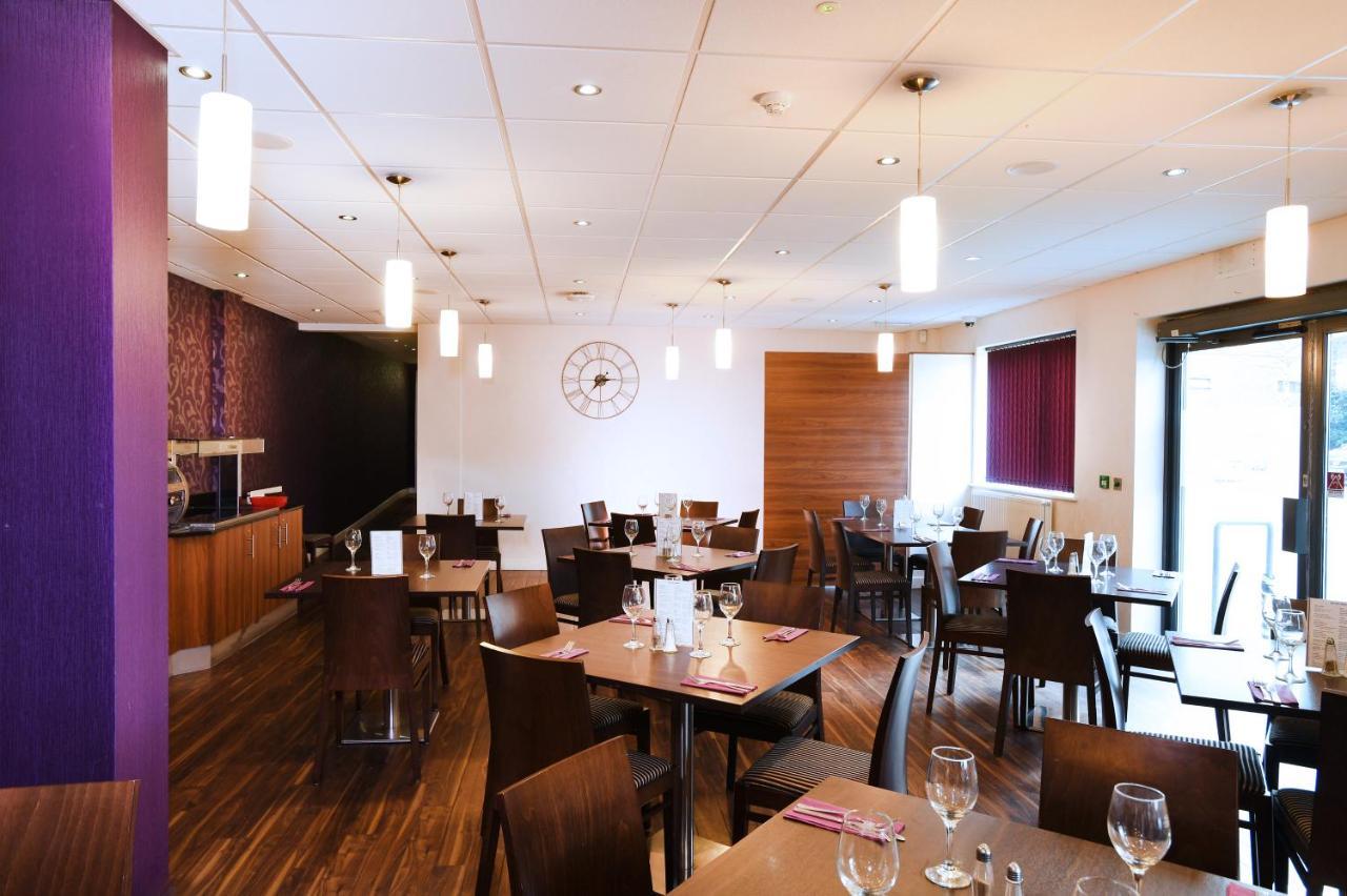 Lancaster Hotel Uxbridge Bagian luar foto