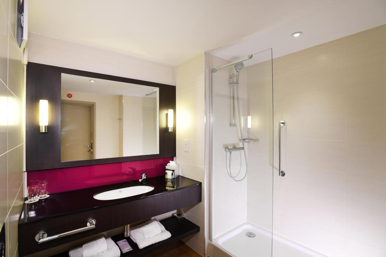 Lancaster Hotel Uxbridge Bagian luar foto