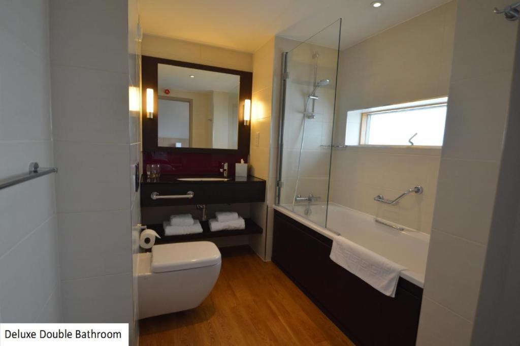 Lancaster Hotel Uxbridge Bagian luar foto