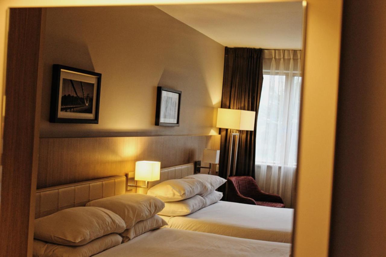Lancaster Hotel Uxbridge Bagian luar foto