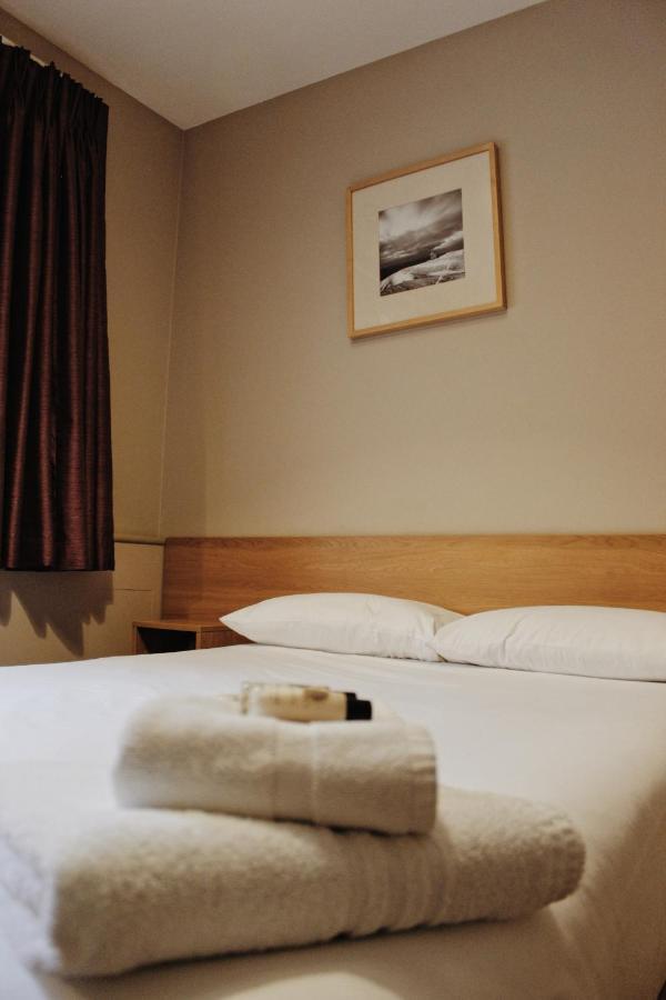 Lancaster Hotel Uxbridge Bagian luar foto