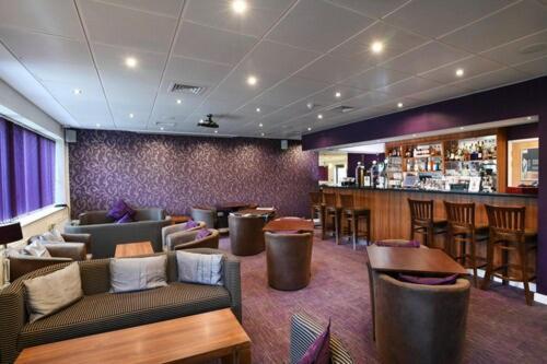 Lancaster Hotel Uxbridge Bagian luar foto