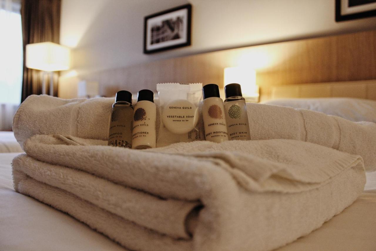 Lancaster Hotel Uxbridge Bagian luar foto
