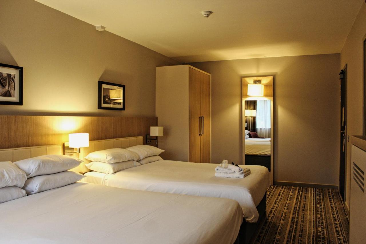 Lancaster Hotel Uxbridge Bagian luar foto