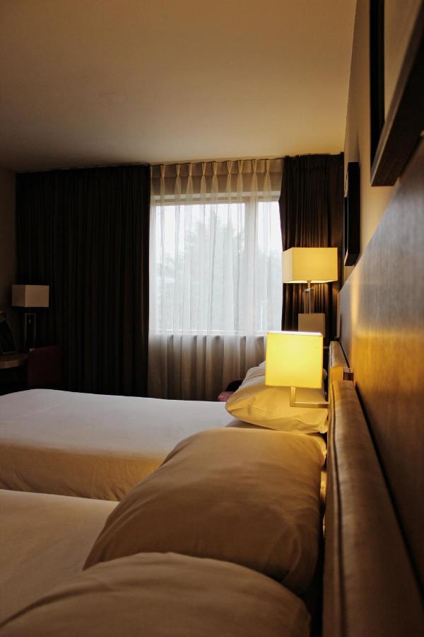 Lancaster Hotel Uxbridge Bagian luar foto