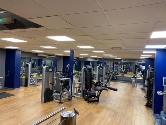 Lancaster Hotel Uxbridge Bagian luar foto