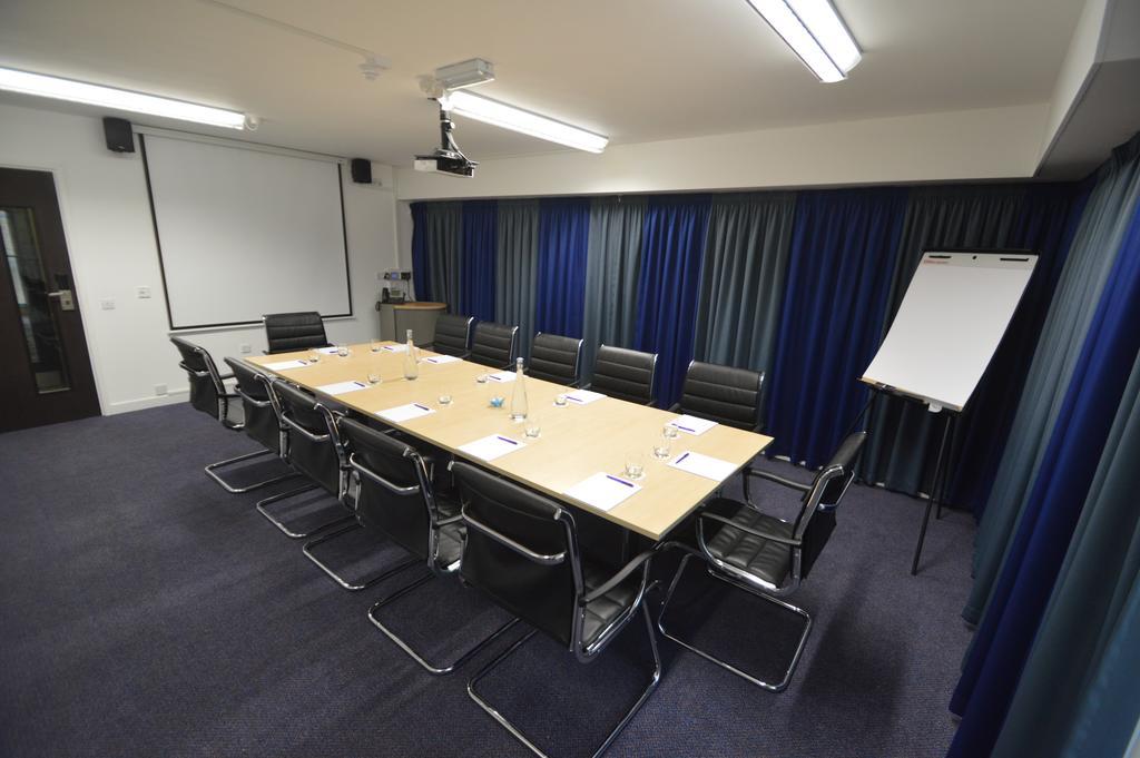 Lancaster Hotel Uxbridge Bagian luar foto