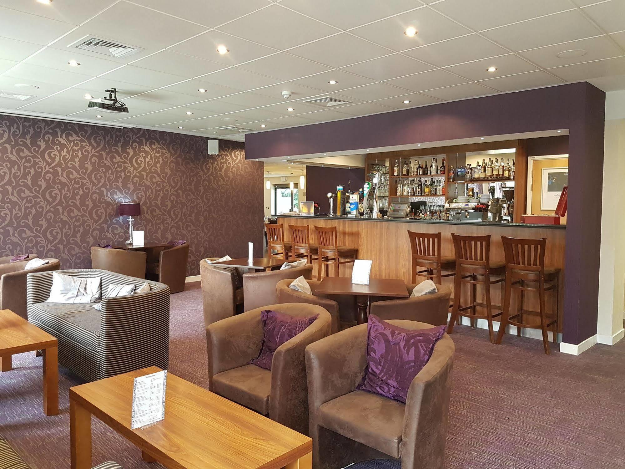 Lancaster Hotel Uxbridge Bagian luar foto