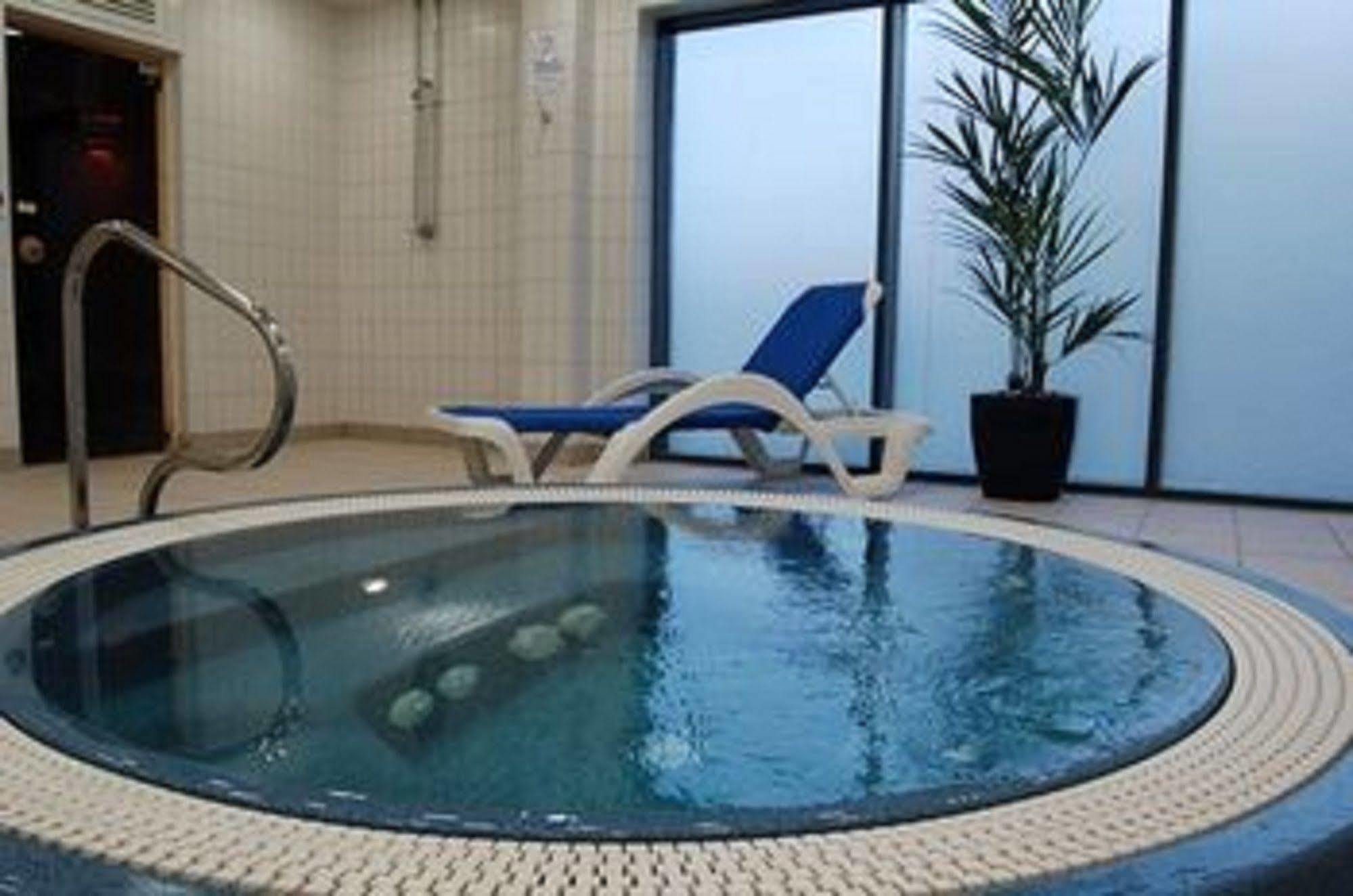 Lancaster Hotel Uxbridge Bagian luar foto