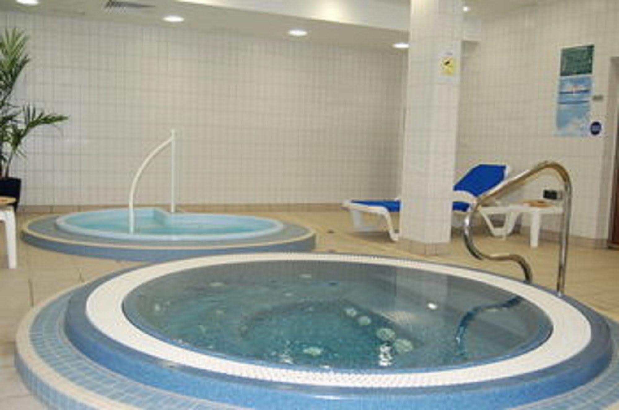Lancaster Hotel Uxbridge Bagian luar foto