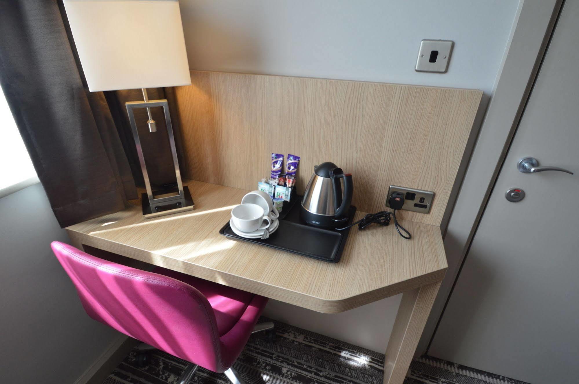 Lancaster Hotel Uxbridge Bagian luar foto