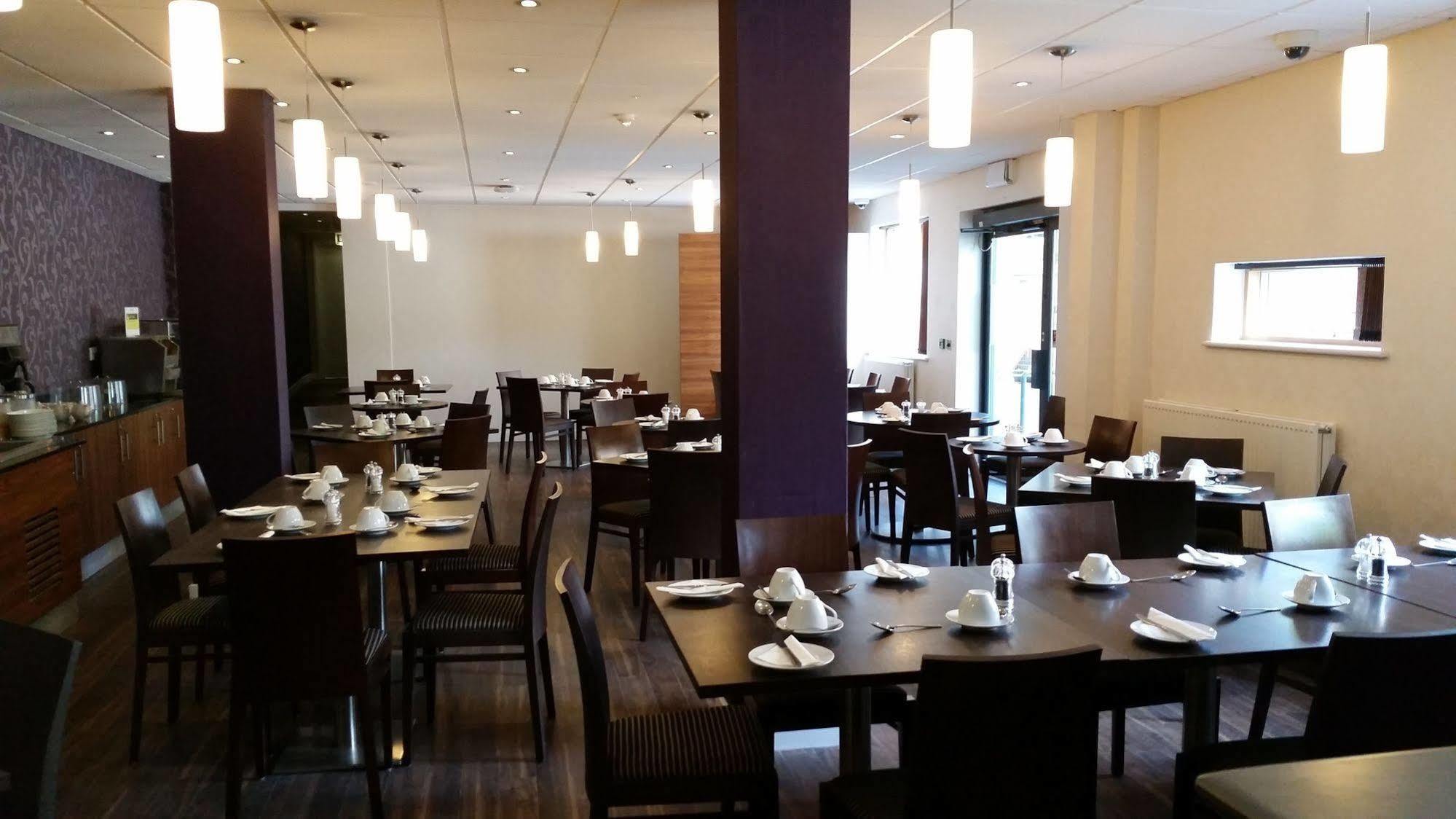 Lancaster Hotel Uxbridge Bagian luar foto