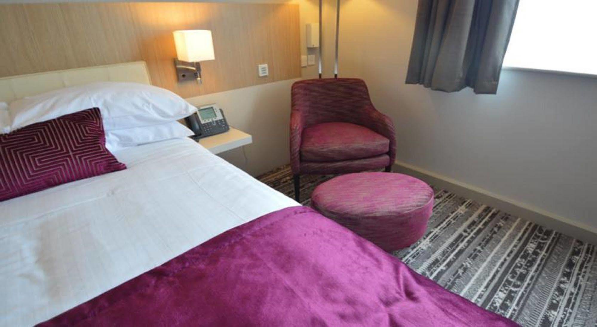 Lancaster Hotel Uxbridge Bagian luar foto