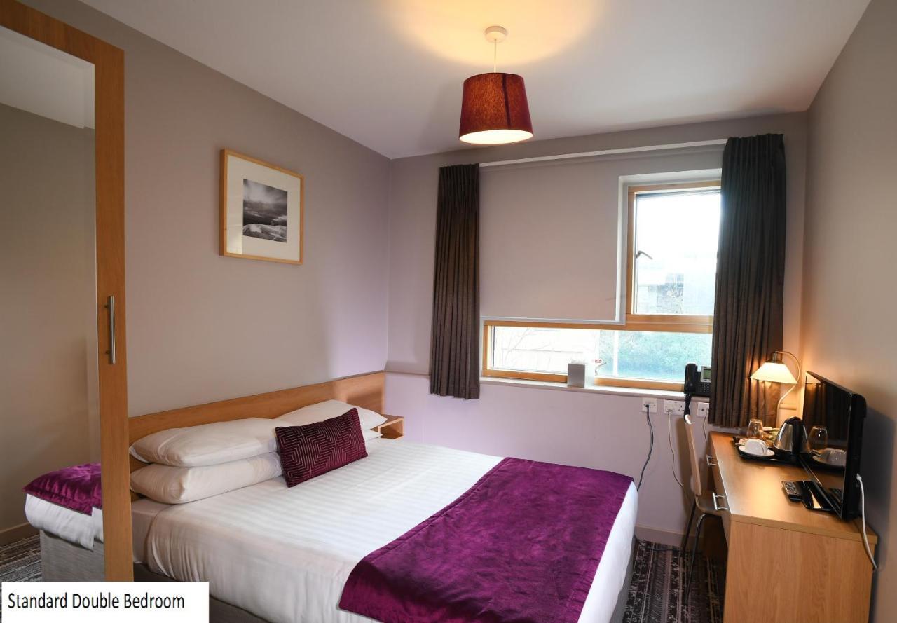 Lancaster Hotel Uxbridge Bagian luar foto